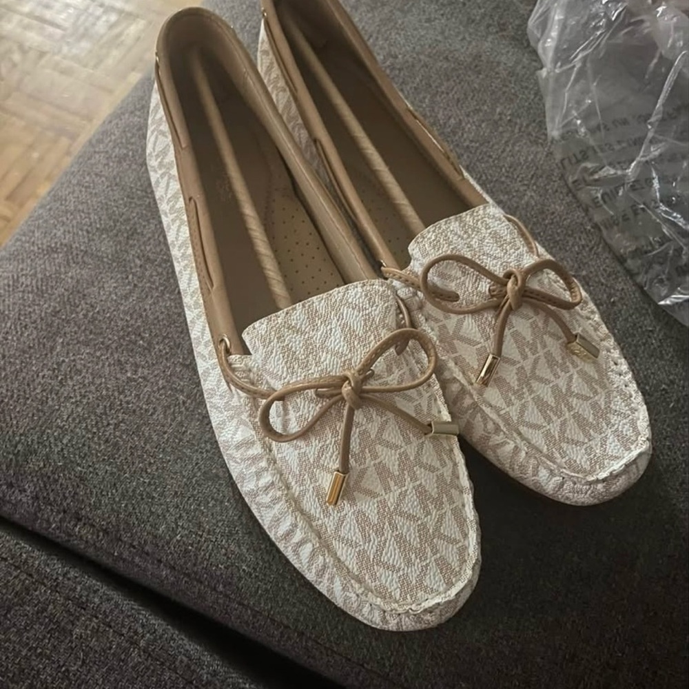 Beige Patterned Loafers with Bow